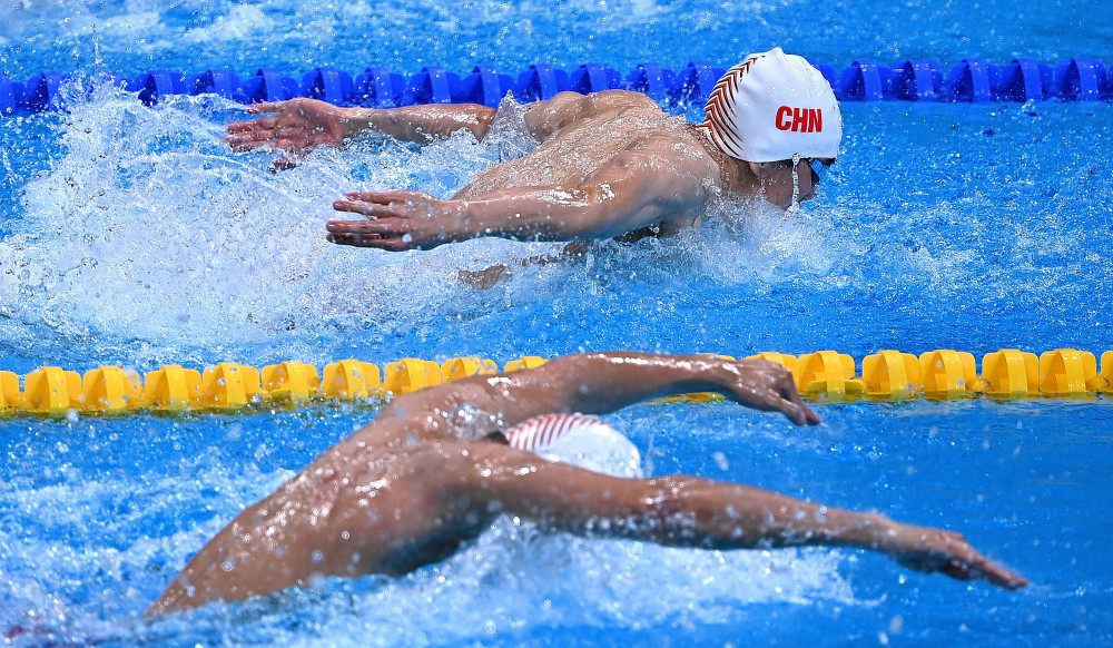 游泳男子蝶泳决赛场面激烈，谁能冲刺到终点