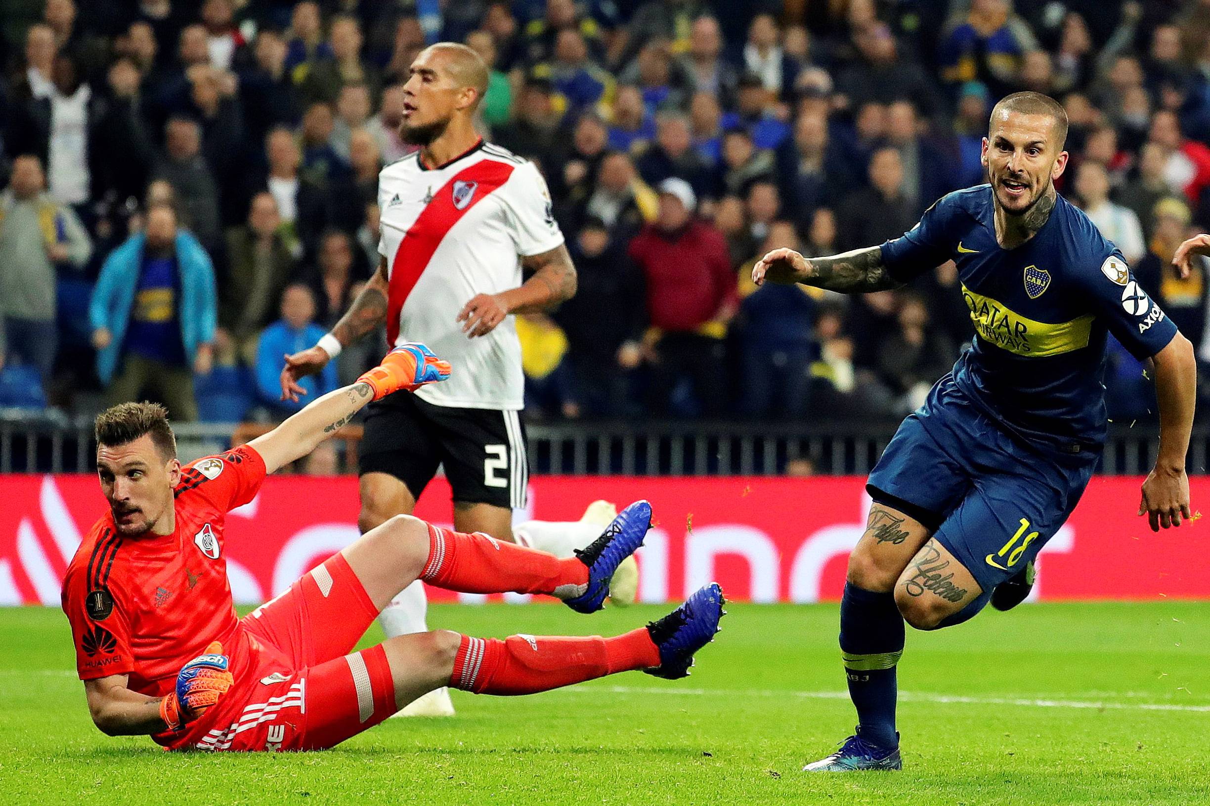 国际米兰后防稳固,成功挡下对手疯狂攻势 国际米兰后防稳固,成功挡下对手疯狂攻势